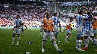 Festejo alocado y escándalo. Argentina empató 2-2 ante Marruecos en la última jugada del partido, pero la misma fue anulada una hora después y todo terminó a favor de los africanos. (Foto AP/Silvia Izquierdo)