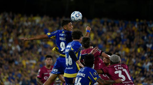 Central. Alejo Veliz salta más alto que todos en el debut copero ante Independiente del Valle. Ahora Central vuelve al Gigante con la meta de ganar y encaminar la clasificación.