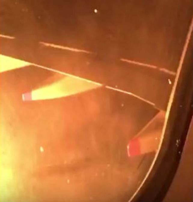 Un video registrado por un pasajero muestra el momento en que se incendió la turbina del avión de Aerolíneas.&nbsp;