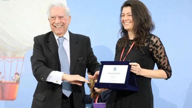 El Premio Nobel peruano Mario Vargas Llosa entrega el IIla-Premio de Literatura 2021 a la argentina Samanta Schweblin.&nbsp;