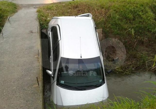 Un auto terminó en un zanjón tras un accidente