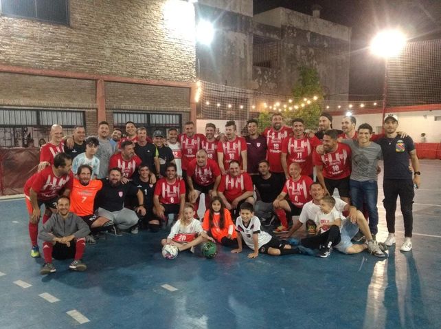 Felicidad plena. El plantel rojiblanco conquistó el título y lo festejó a pleno en el club de barrio Parque.