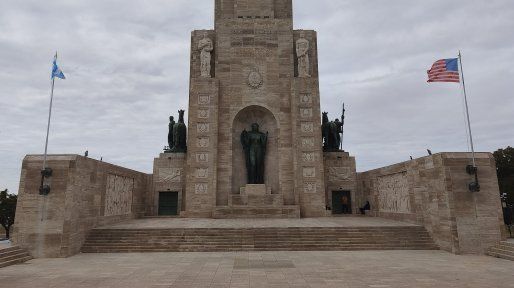 La Intendencia dice que el proyecto sobre banderas extranjeras en el Monumento es cuasi fascista