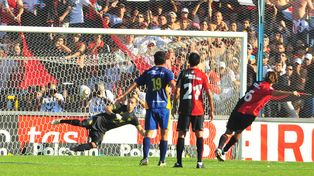 El Flaco Schiavi cruza el remate y hace estéril el esfuerzo de Hernán Galíndez. Desde ese entonces no se cobra un penal en un clásico.