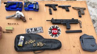 Un arsenal en Las Flores: hallaron una ametralladora, 117 balas y otras seis armas