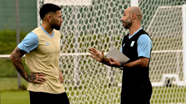 Nicolás Otamendi será el capitán y referente del equipo de Mascherano.