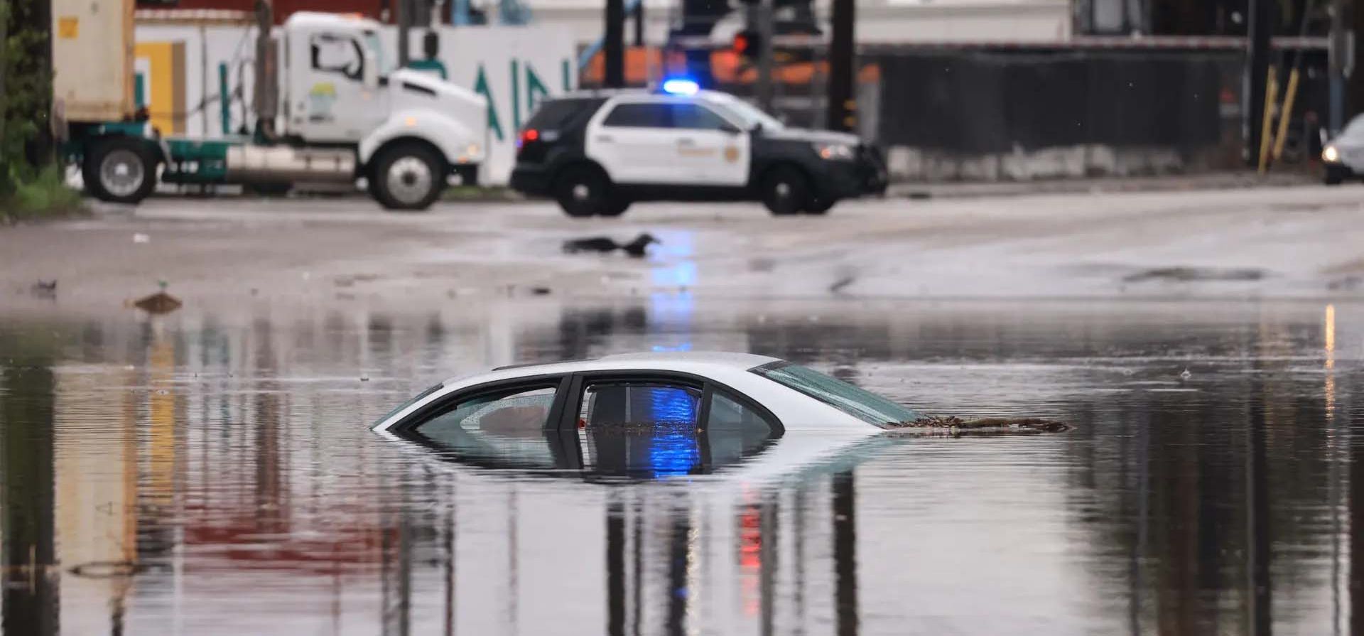 Un automóvil se encuentra parcialmente sumergido en una carretera inundada durante una tormenta de lluvia causada por un patrón meteorológico de "piña exprés" que ha provocado advertencias de inundaciones, Long Beach, California, Estados Unidos. Fotografía: David Swanson/AFP/Getty Images Un automóvil se encuentra parcialmente sumergido en una carretera inundada durante una tormenta de lluvia causada por un patrón meteorológico de "piña exprés" que ha provocado advertencias de inundaciones, Long Beach, California, Estados Unidos. Fotografía: David Swanson/AFP/Getty Images