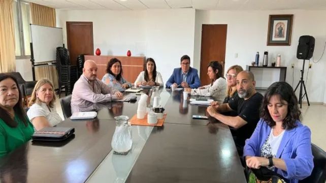 Gremios docentes y el gobierno provincial discuten sobre la extensión horaria en escuelas primarias.&nbsp; &nbsp;