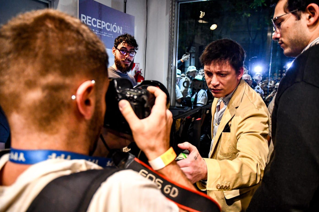 Santiago Caputo fotografió la credencial de un trabajador de prensa.