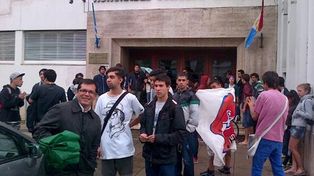 Precio del boleto: estudiantes se manifestaron frente a la municipalidad