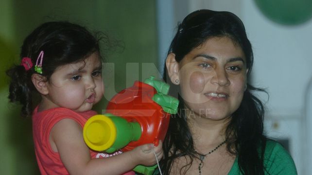 Imagen tomada cuando Julia regresó a Santa Fe en 2009 tras su primer trasplante de corazón realizado en Buenos Aires. Tenía 2 años.