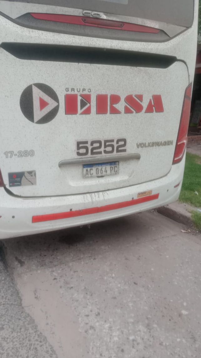 Robó un colectivo de Fluviales, lo estrelló contra una casa y el dueño de la vivienda lo atrapó cuando quiso escapar