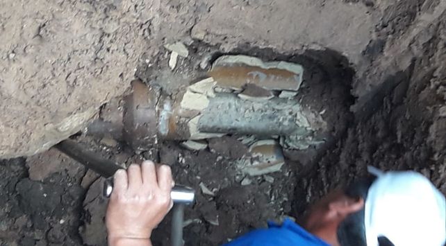 Una constructora tapó el caño maestro de la cloaca con hormigón en pleno centro