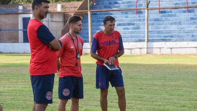 Toma nota. Juan Rossi y sus colaboradores observan el entrenamiento del equipo que trabajó ayer en el Gabino Sosa.&nbsp;