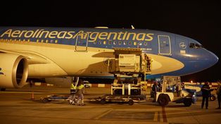 Partió un vuelo a China y sale otro esta noche a Rusia en busca de vacunas