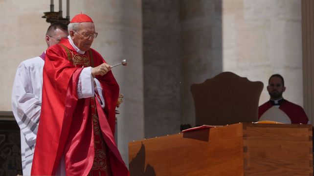 El cardenal Re Al concluir evocó una de las frases recurrentes del Papa Francisco: “No se olviden de rezar por mí”.