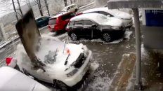 El auto quedó cortado a la mitad por la losa que cayó desde un edificio de nueve metros. El auto quedó cortado a la mitad por la losa que cayó desde un edificio de nueve metros.
