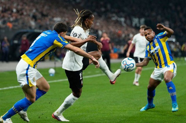 Campaz y Sández se esfuerzan en la doble marca sobre el jugador de Corinthians. El Canalla falló con un trámite a favor.