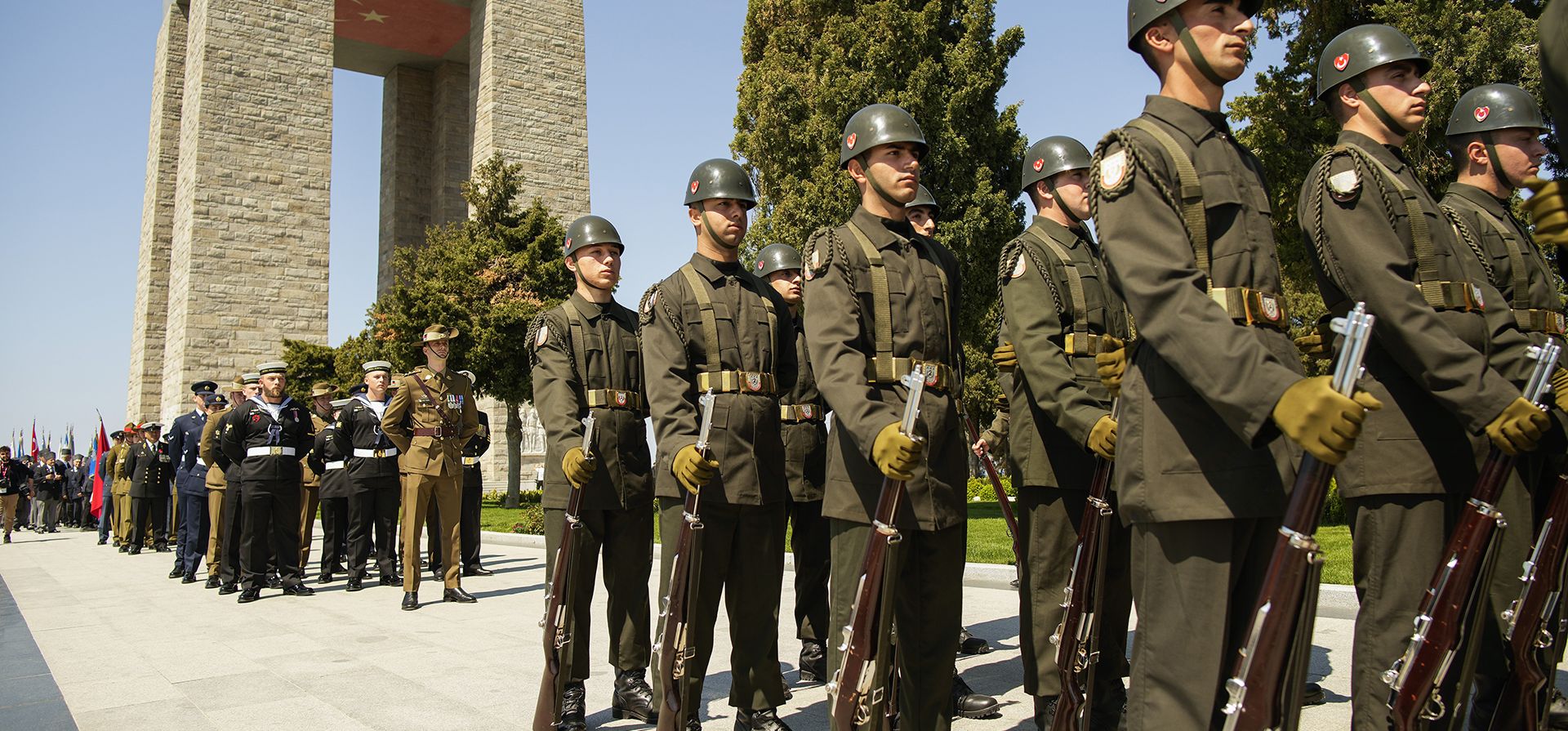 Soldados australianos y neozelandeses, marchan junto con soldados turcos, durante el servicio internacional en reconocimiento a la campaña de Gallipoli en el monumento Mehmetcik en la península de Gallipoli cerca de Canakkale, Turquía, el lunes 24 de abril de 2023. El 108.º aniversario de Anzac La ceremonia del día del martes 25 de abril recuerda a las fuerzas del Cuerpo de Ejército de Australia y Nueva Zelanda bajo el mando británico en la Primera Guerra Mundial que libraron una sangrienta batalla de nueve meses contra las fuerzas turcas en la península de Gallipoli en 1915. (Foto AP/Emrah Gurel)