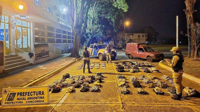 Personal de Prefectura incautó ropa de origen extranjero y una camioneta utilitaria.&nbsp;