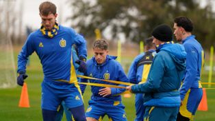 Juan Cruz Komar y Franco Cervi trabajan a full y Enzo Copetti observa. Central debe afrontar el debut con Racing, el martes.
