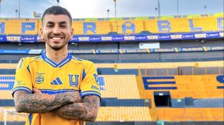 El rosarino Ángel Correa con la camiseta de su nuevo club, Tigres de México.&nbsp;