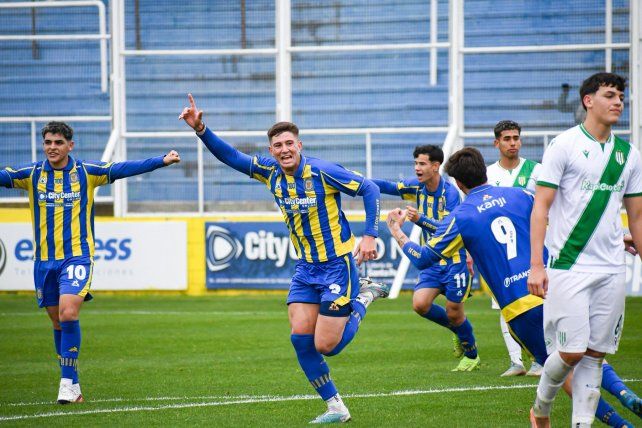 Felipe Carnicero ya marcó con un tremendo zurdazo y sale a festejar con sus compañeros. Fue el gol del triunfo para Central.