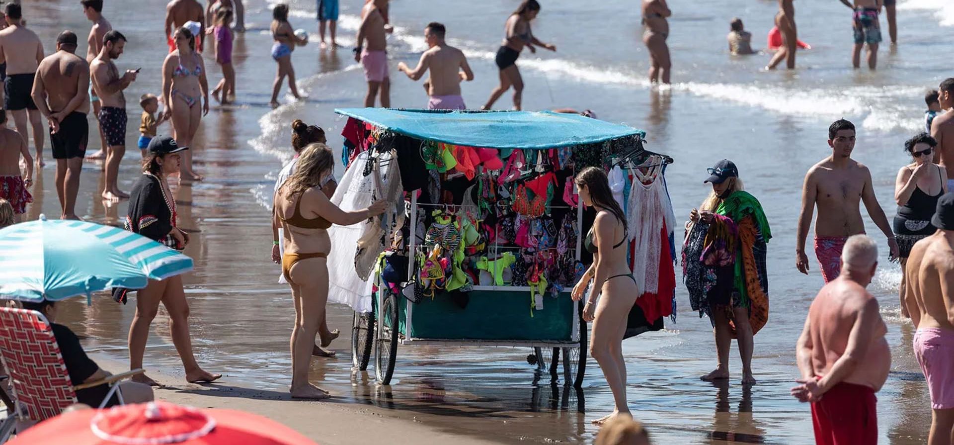 Vendedores ambulantes muy contentos por la afluencia de turistas que se volcaron a las playas