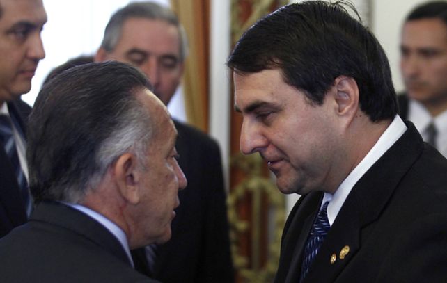 El presidente paraguayo recibe el saludo del general Lino Oviedo