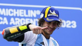 Bezzecchi subió al podio con la camiseta argentina, tal como lo hizo su maestro Rossi en 2015.