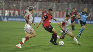 Juan Ignacio Méndez aparece rodeado en la dura derrota de Newells frente a Estudiantes.