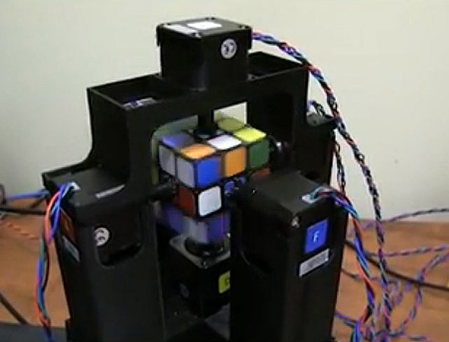 Un segundo y fracción demora el robot en lograr resolver un cubo Rubik