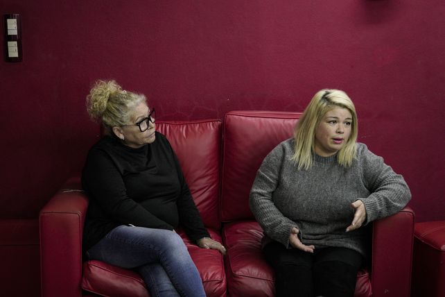 Romina (derecha) asegura que tiene miedo de subirse al taxi y por eso tampoco puede mantener a sus hijas.
