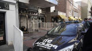 Así quedó el frente de la sede de Central, en Mitre 853, luego del ataque incendiario con bombas molotov.