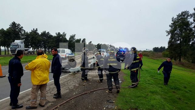 Vuelco en la autopista: rescataron y trasladaron al hospital a dos personas