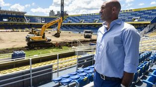 El presidente Gonzalo Belloso contempla el avance de las obras en el Gigante.