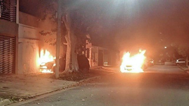Dos de los 13 autos incendiados en Rosario el sábado 27 abril por la madrugada