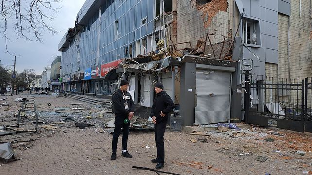 El alcalde de Chernihiv, Vadyslav Atroshenko, a la derecha, habla con un periodista cerca del centro comercial dañado por los bombardeos nocturnos en Chernihiv, Ucrania, el miércoles 30 de marzo de 2022. Los ataques se producen horas después de que Moscú se comprometiera a reducir las operaciones militares en esos lugares.