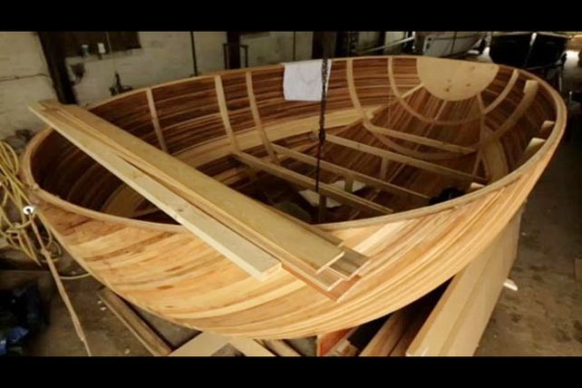 Artista inglés vive en un ¡huevo flotante de madera!