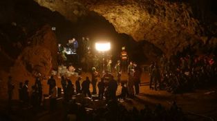 Luchan por sacar a 12 niños de una cueva inundada en Tailandia