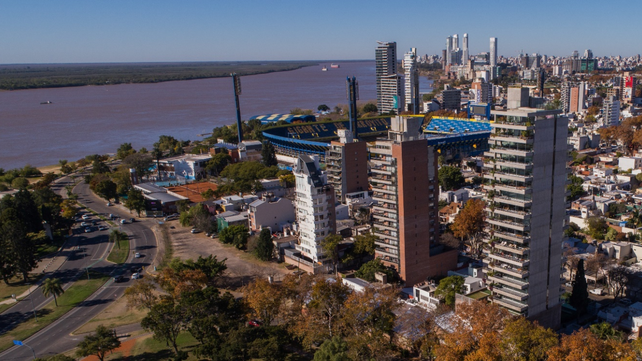 El Paran&aacute; es un elemento clave que bordea el hist&oacute;rico barrio rosarino. Hoy se suman grandes torres a sus m&aacute;rgenes.