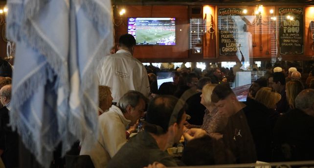 The New York Times se sorprende con las paradojas argentinas: alta inflación pero restaurantes llenos