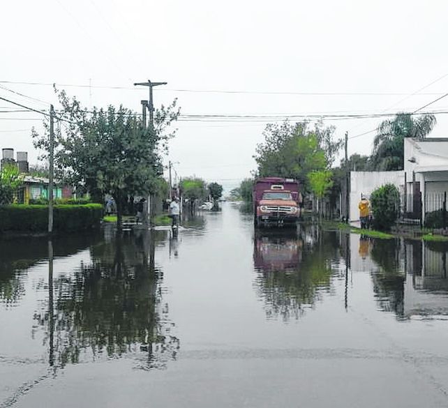 gradual. El agua escurría pero ayer aún había sectores anegados.