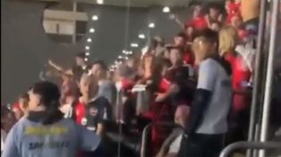 Hinchas leprosos reaccionaron ante la burla de los brasileños. (Imagen de video)
