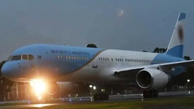 El avión presidencial aterrizó a las 7