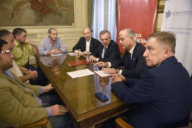 convenio. Los representantes de la entidad gremial empresaria rubricaron el acuerdo con el presidente del Banco Municipal