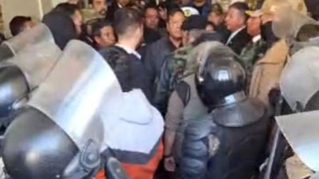 Luis Arce y el General Zúñiga junto a otros miembros de la cúpula militar están cara a cara dentro de la casa de gobierno.