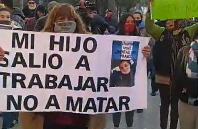 Reclaman para que el policía remisero no quede detenido