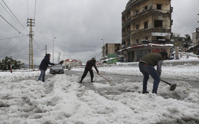La nieve cubrió partes de Líbano, Siria, Jordania e Israel el miércoles, bloqueando carreteras, interrumpiendo el tráfico y posponiendo las campañas de vacunación contra COVID.