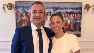El intendente Pablo Javkin y su futura esposa, Luisina Fruci, posan en el despacho del Palacio de los Leones.